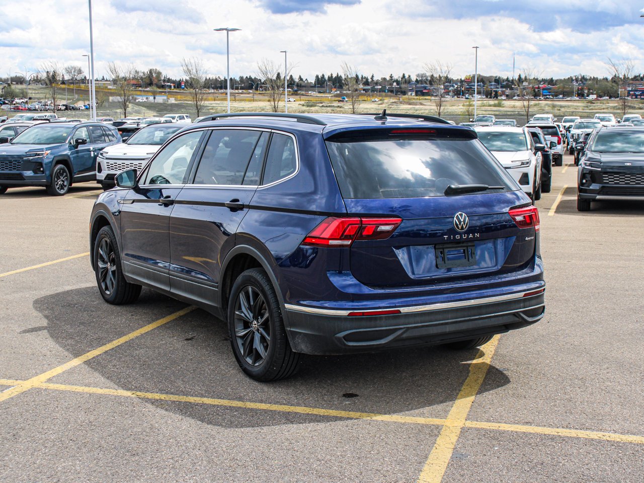 2024 Volkswagen Tiguan Comfortline 4MOTION Blue Sherwood Park - photo #5