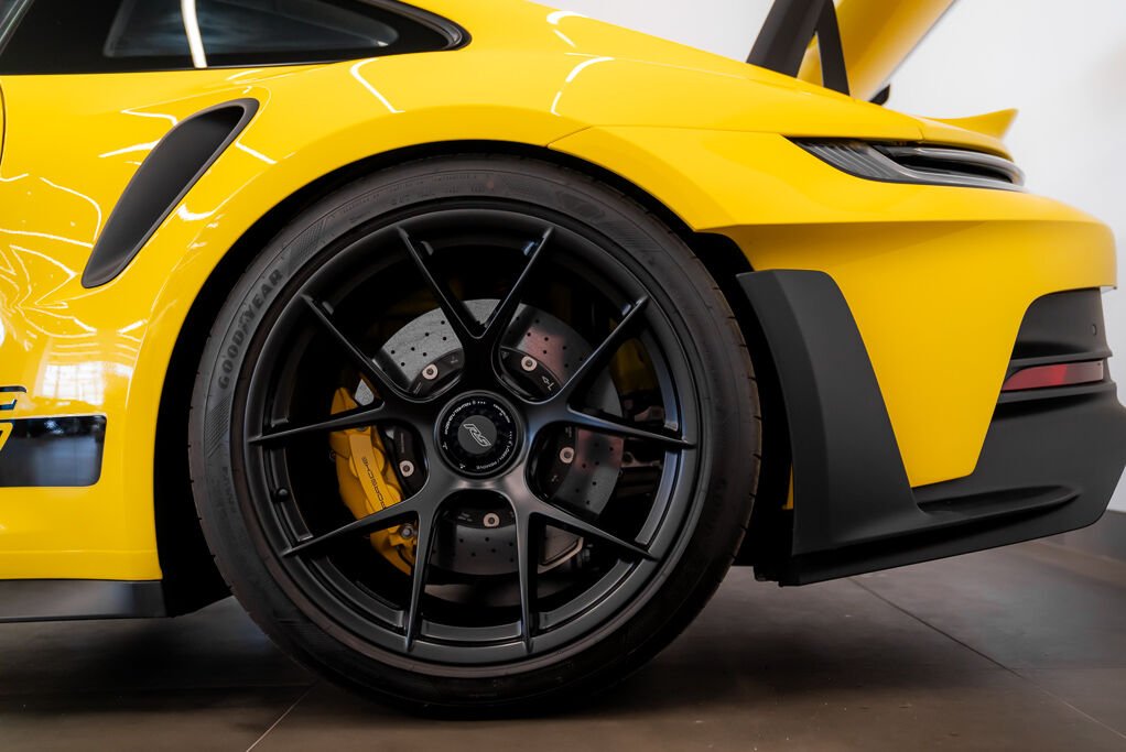 Porsche 911 GT3RS Weissach 2024 Jaune Kirkland - photo #30