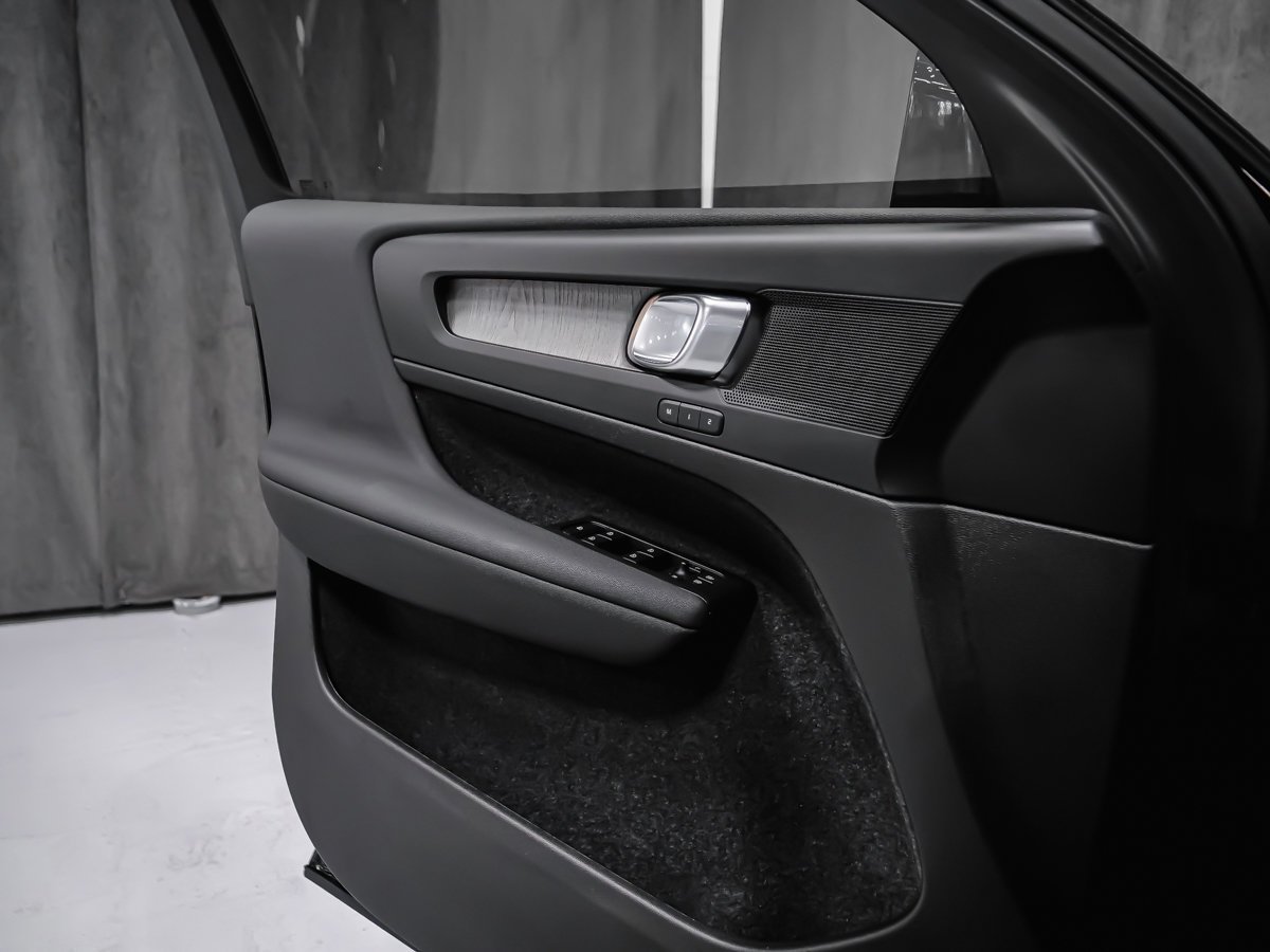 Volvo XC40 B5 CORE BRIGHT CLIMATE 2025 Noir Montréal - photo #8