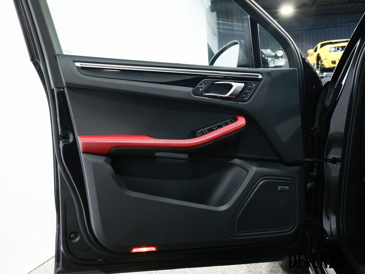2023 Porsche Macan Black Saint-Eustache - photo #11