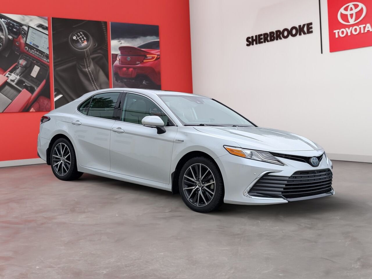 Toyota Camry Hybride XLE/SIÈGES CHAUFFANTS ET VENTILLÉS/TOIT OUVRANT/VOLANT CHAUFFANT/SIÈGES EN CUIR/BLUETOOTH/AC 2021 Blanc Sherbrooke - photo #4