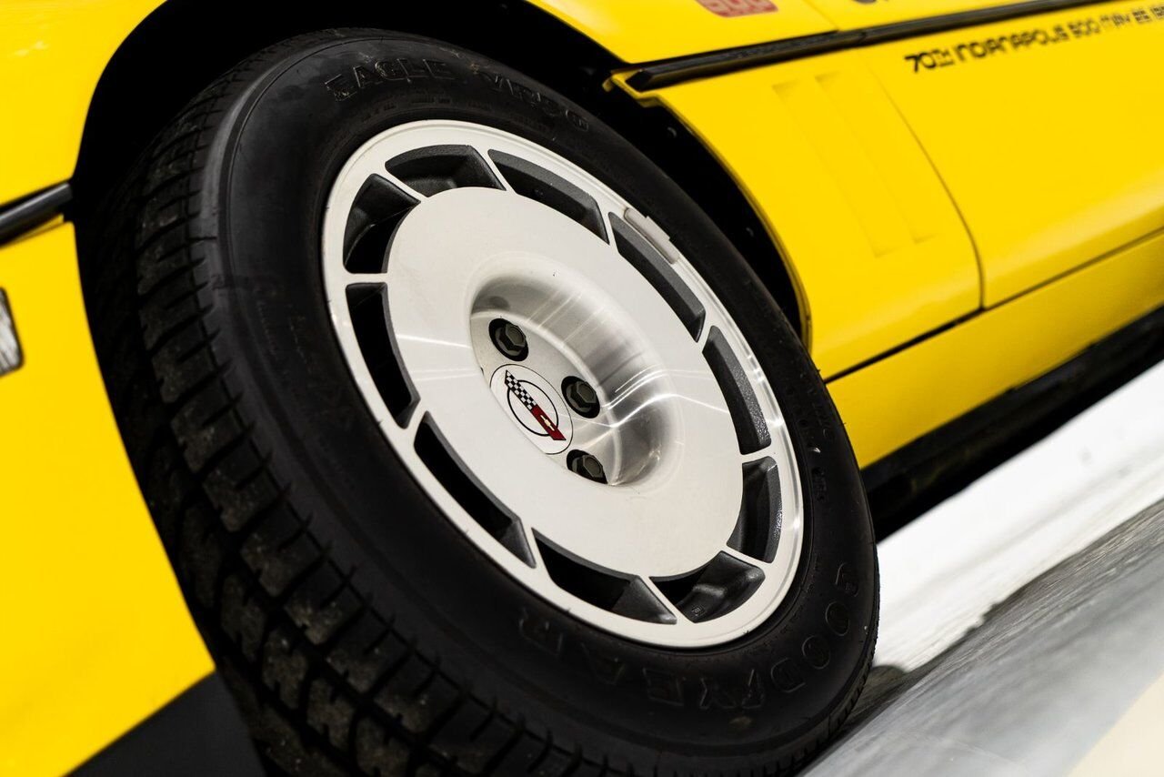 1986 Chevrolet Corvette Pace Car livery with only 17,380km (10,800miles) Yellow Montreal - photo #6