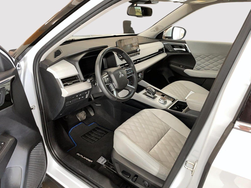 2023 Mitsubishi OUTLANDER White Amos - photo #8
