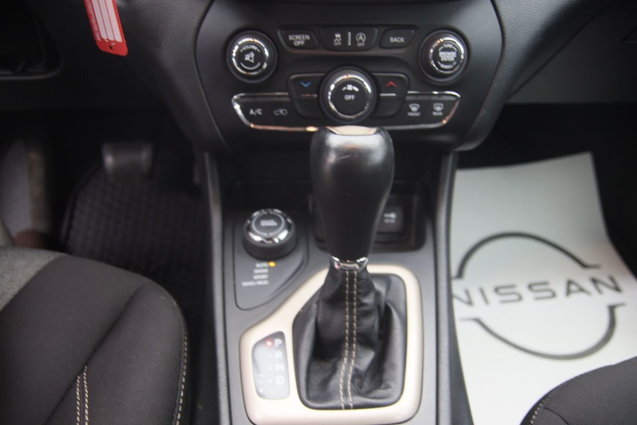2015 Jeep Cherokee VIN 1C4PJMAS2FW729092 Grey Chicoutimi - photo #12