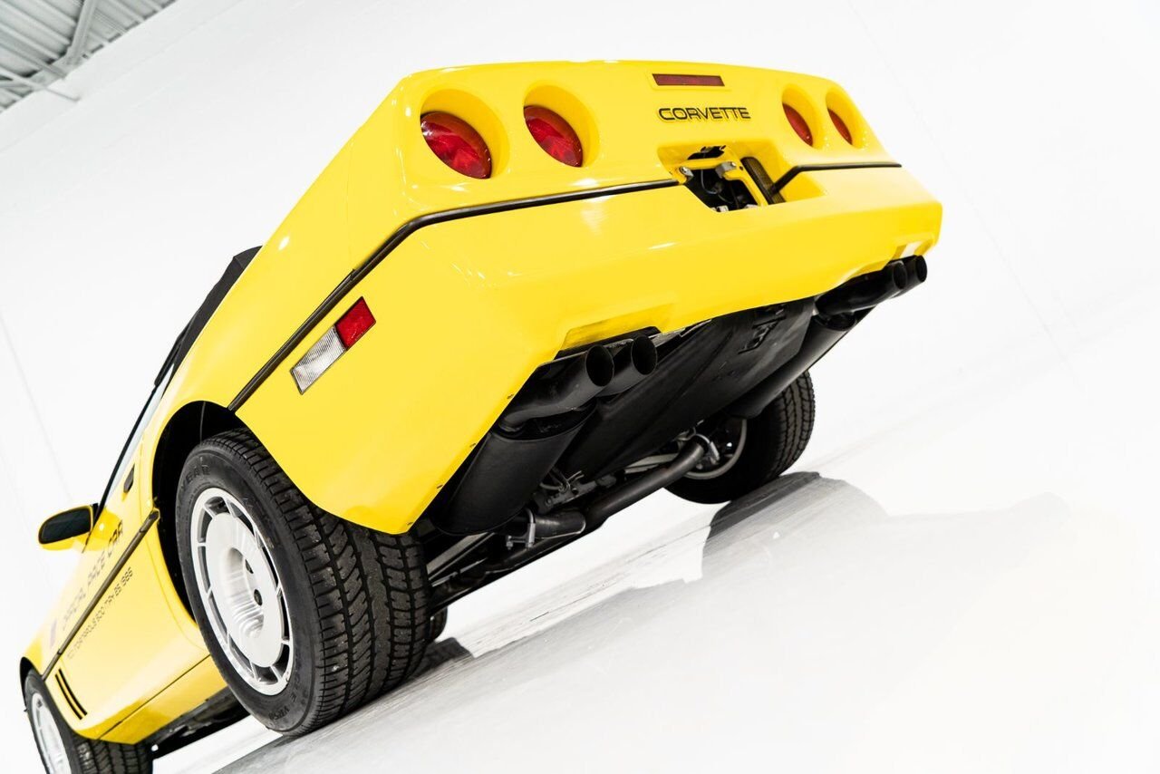 1986 Chevrolet Corvette Pace Car livery with only 17,380km (10,800miles) Yellow Montreal - photo #31