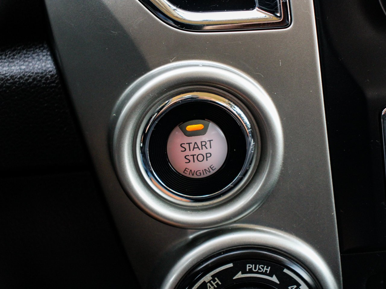 2017 Nissan Titan 4WD Crew Cab SV White Sherwood Park - photo #21