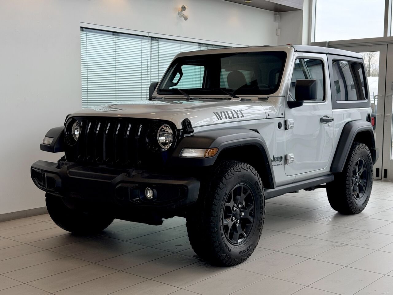 2022 Jeep Wrangler Silver Notre-Dame-des-Prairies - photo #1