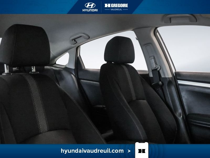 2018 Honda Civic White Blainville - photo #30