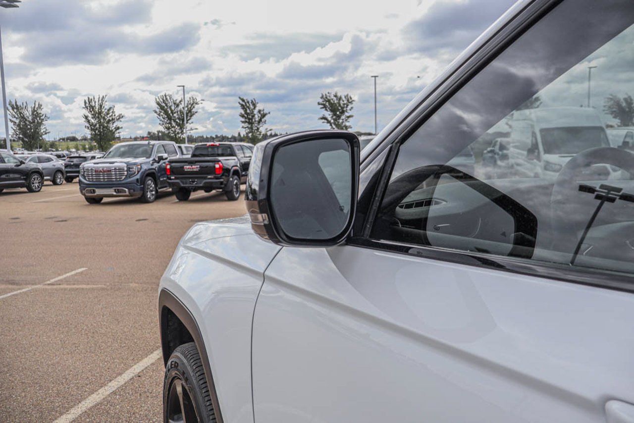 2025 Jeep Grand Cherokee Altitude 4x4 White Sherwood Park - photo #13