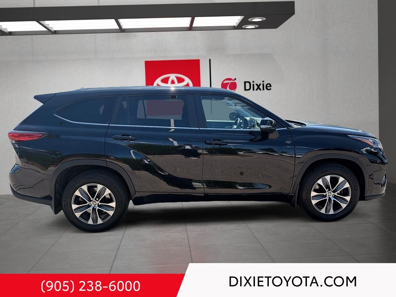 2024 Toyota Highlander XLE AWD / CLEAN CARFAX / HEATED SEATS / MOONROOF / ALLOY WHEELS / CARPLAY AND ANDROID AUTO Black Mississauga - photo #2