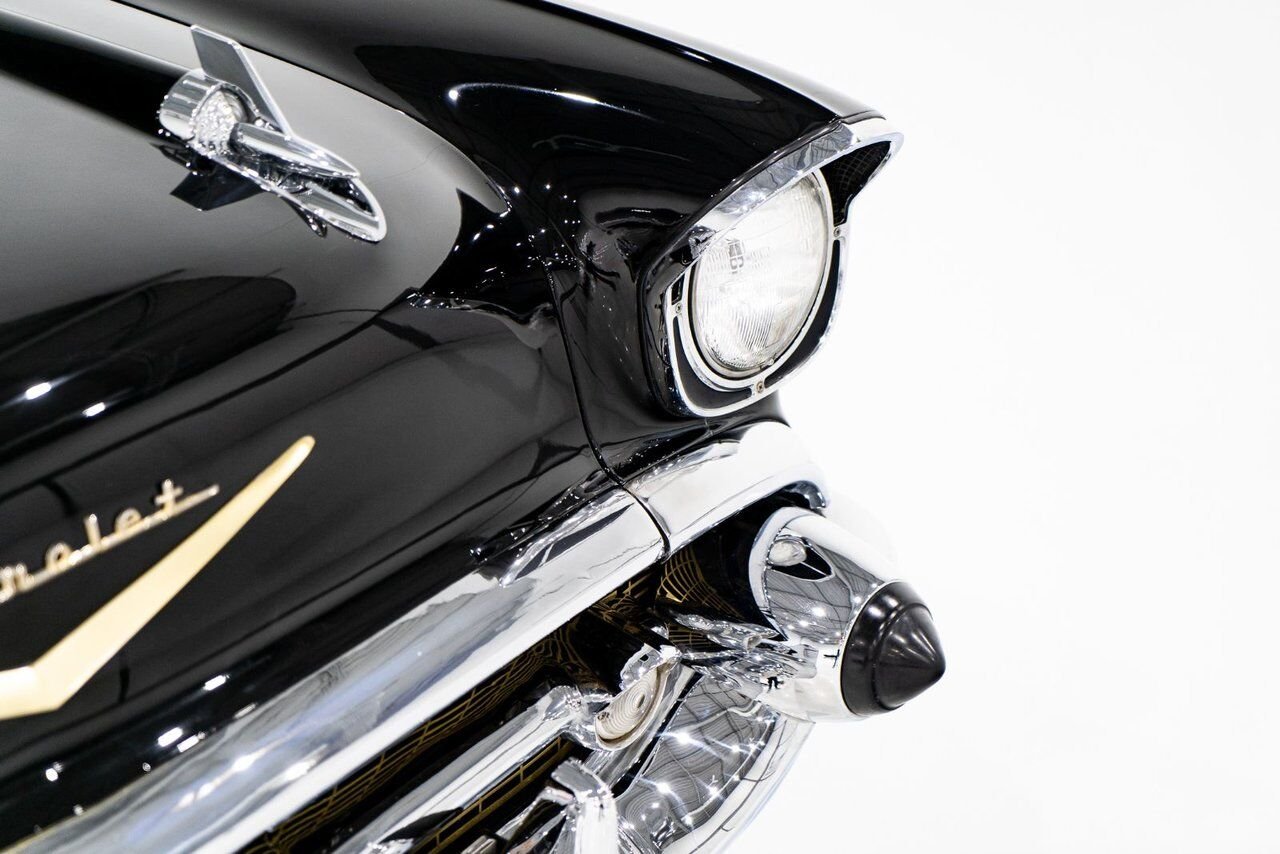 Chevrolet Bel Air Beautifully presented. Restored in desirable color combo | PRIX EN USD 1957 Noir Montréal - photo #43