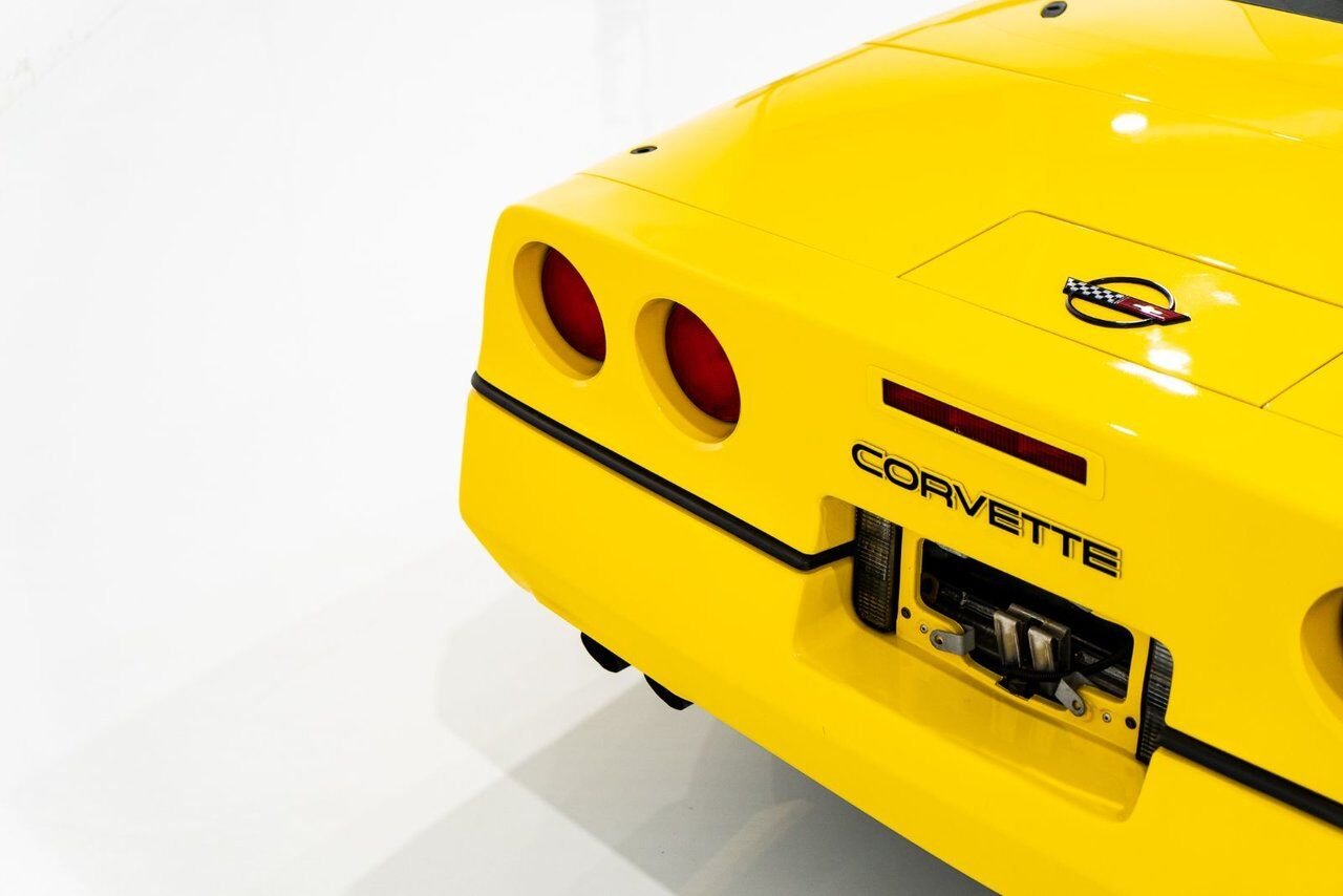 1986 Chevrolet Corvette Pace Car livery with only 17,380km (10,800miles) Yellow Montreal - photo #65