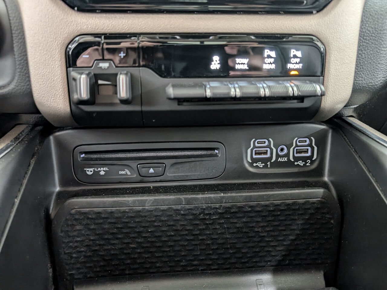 2019 Ram 1500 1C6SRFDT8KN573070 Silver Sherbrooke - photo #11