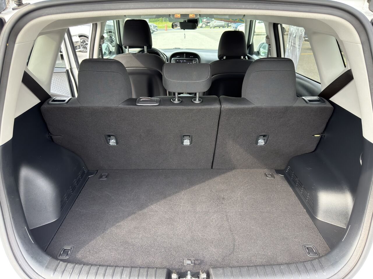 2022 Kia Soul White Thetford Mines - photo #12