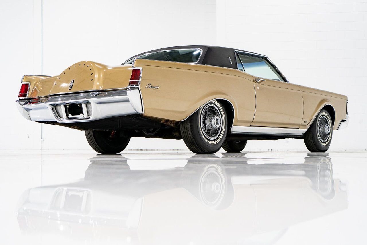 1969 Lincoln Continental Only 687 miles from new. Unrestored example **PRICE IN USD** Gold Montreal - photo #24