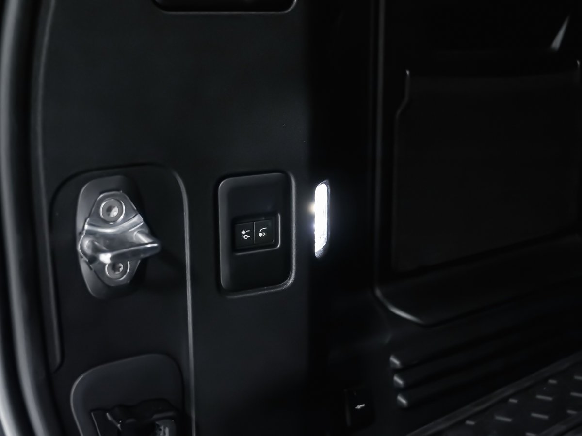 2026 Land Rover Defender X-Dynamic SE V8 Black Montreal - photo #16