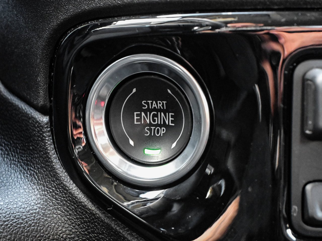 2025 Chevrolet Silverado 1500 4WD Double Cab 147 RST White Sherwood Park - photo #25