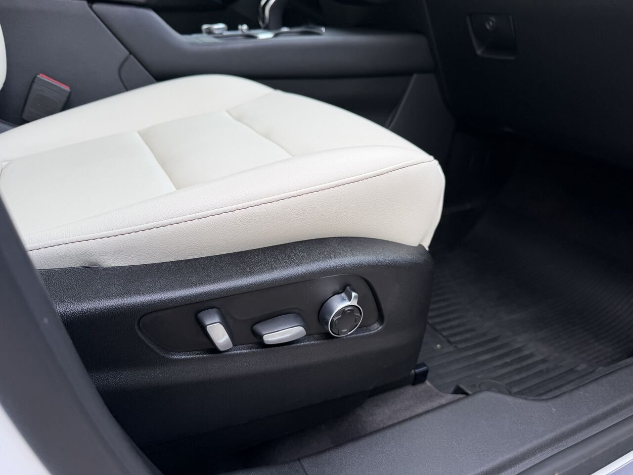 2020 Cadillac XT4 SPORT AWD White Laval - photo #19