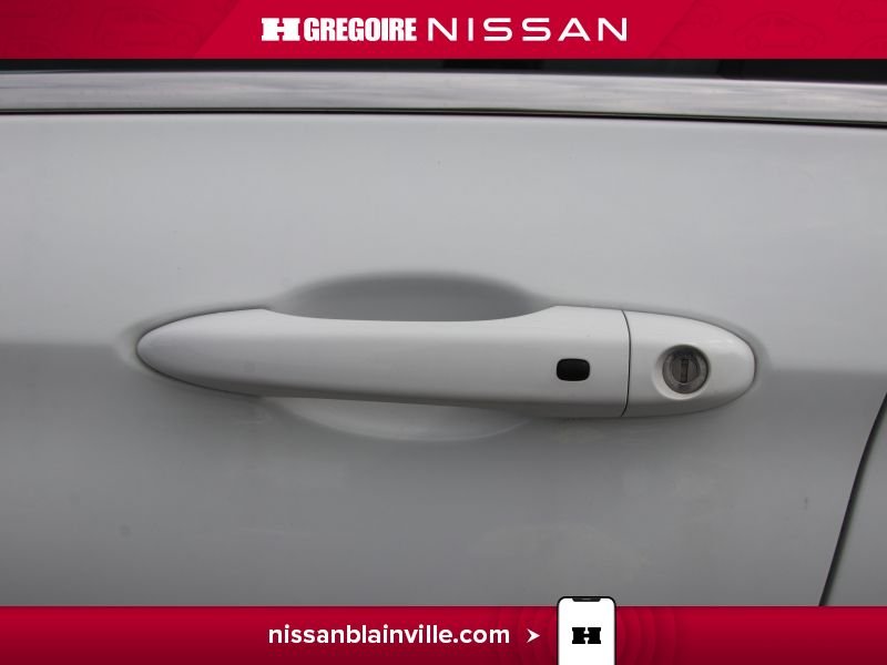 2015 Chrysler 200 White Laval - photo #23