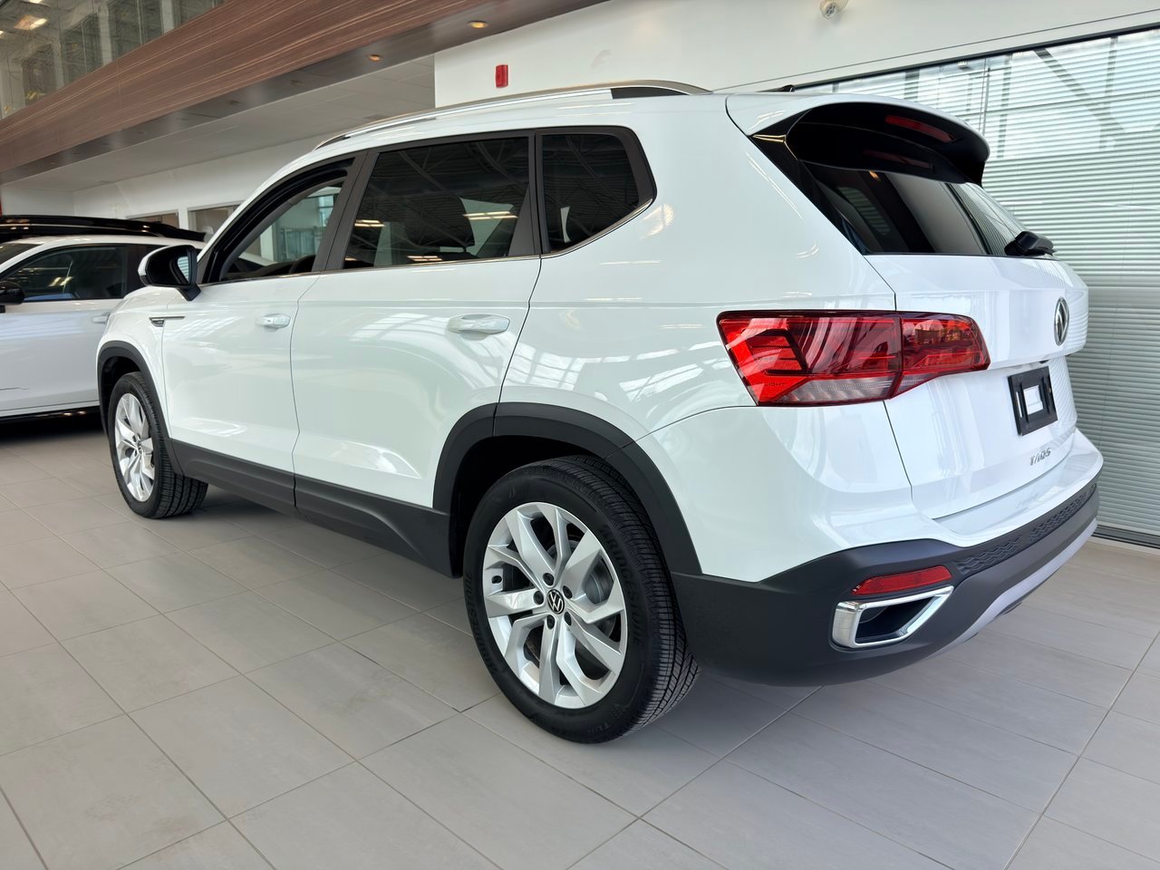 2022 Volkswagen Taos White Notre-Dame-des-Prairies - photo #9
