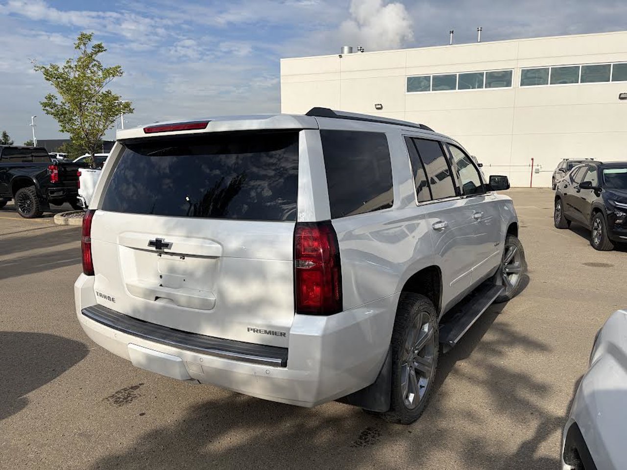 2019 Chevrolet Tahoe 4WD 4dr Premier White Sherwood Park - photo #4