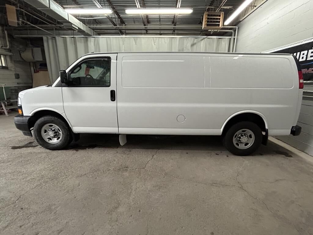 2018 CHEVROLET FOURGONNETTE UTILITAIRE LONGUE EXPRESS Traction arrière 2500 155 po White Rivière-du-Loup - photo #3