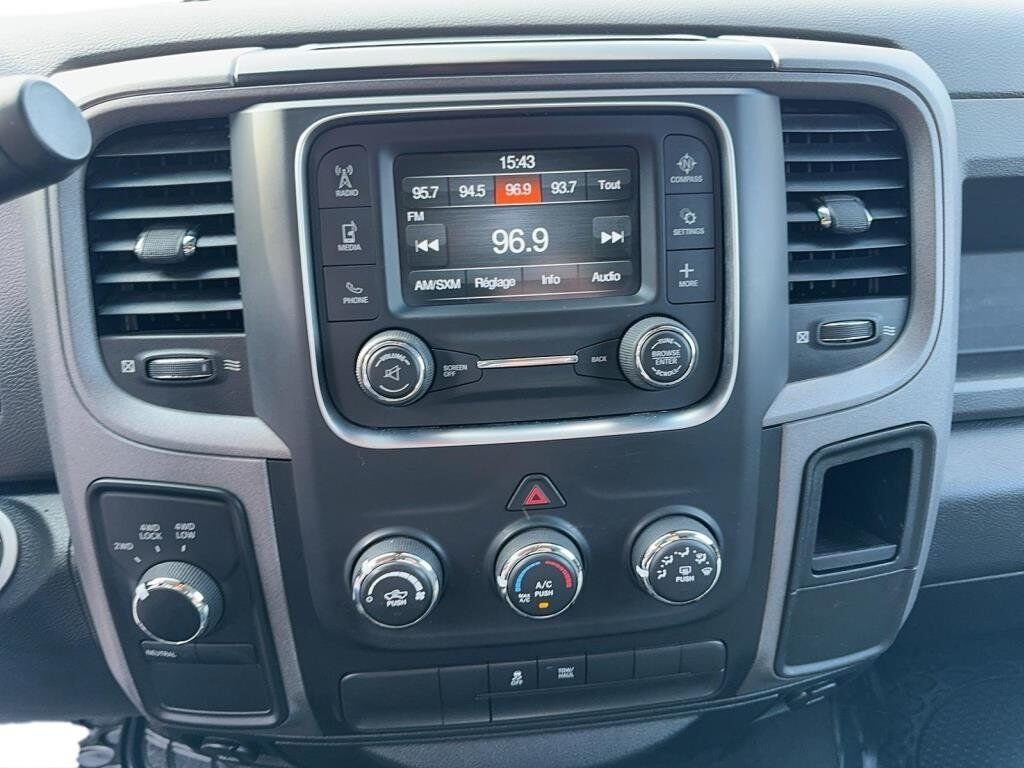 2017 Ram 1500 VIN 3C6RR7KT0HG649048 Grey Baie-Comeau - photo #13