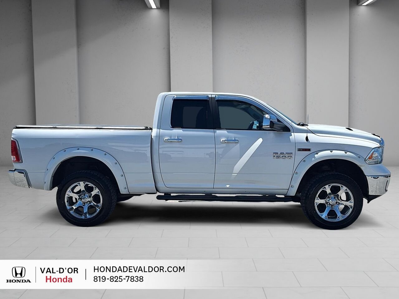 2015 Ram 1500 Cabine quad 4RM, 140,5 po Laramie White Val-d'Or - photo #4