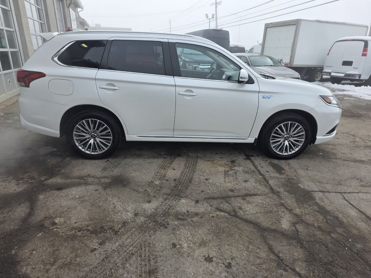 2020 Mitsubishi Outlander Plug-In Hybrid White  - photo #6
