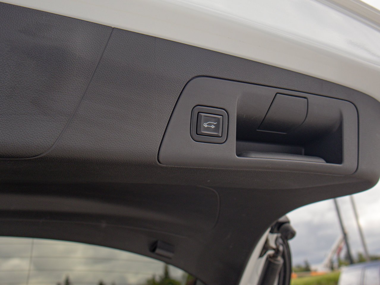 2022 Buick Envision AWD 4dr Essence White Sherwood Park - photo #11