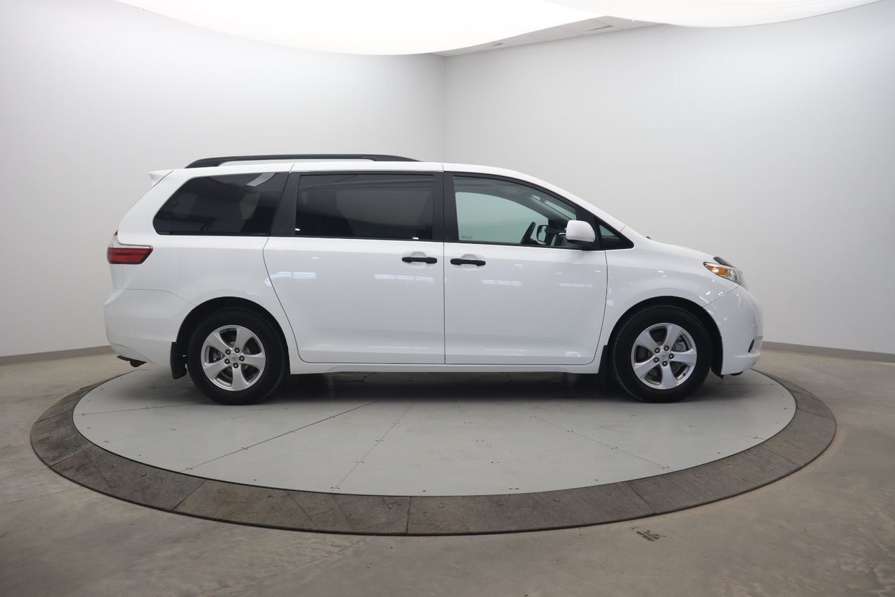 2016 Toyota Sienna VIN 5TDZK3DC0GS693246 White Chicoutimi - photo #2