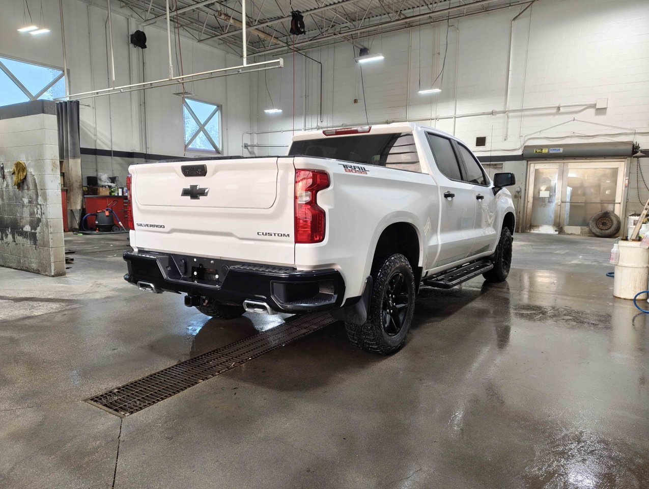 2024 Chevrolet Silverado 1500 4WD Crew Cab 147 Custom Trail Boss White Sherwood Park - photo #5