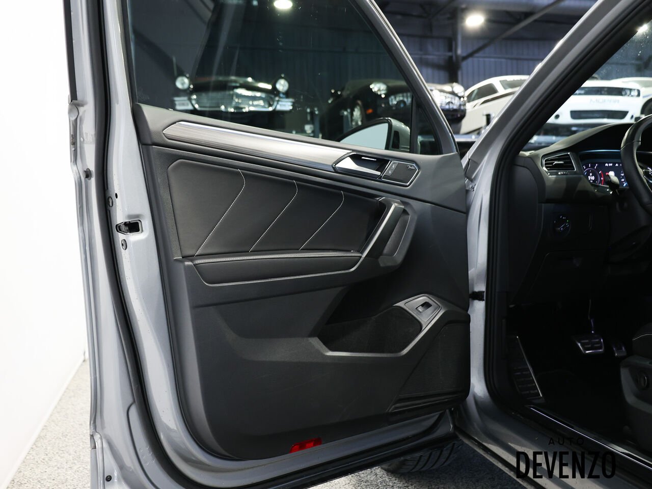 2023 Volkswagen Tiguan Silver Saint-Eustache - photo #10