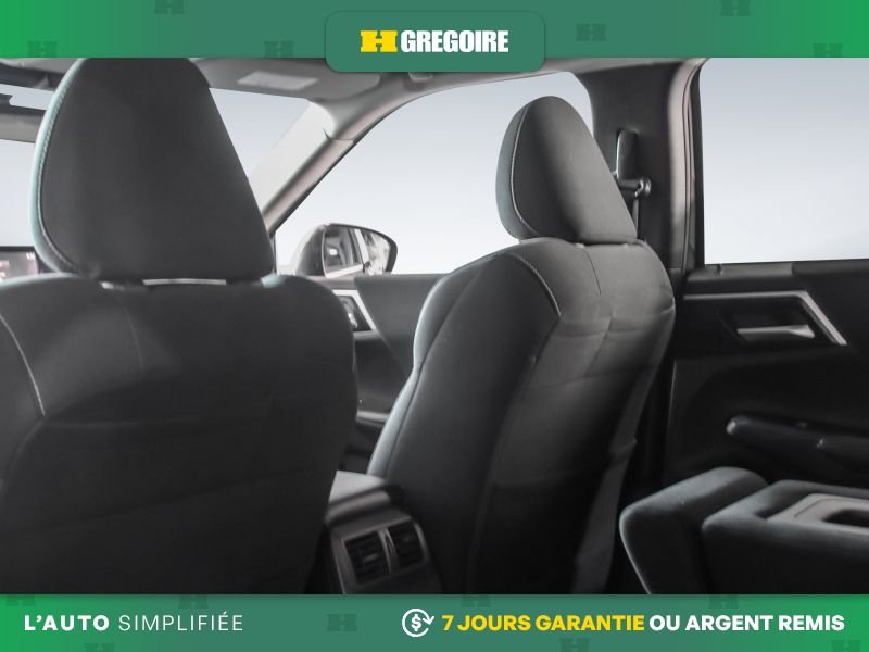 2022 Mitsubishi Outlander Green Laval - photo #23