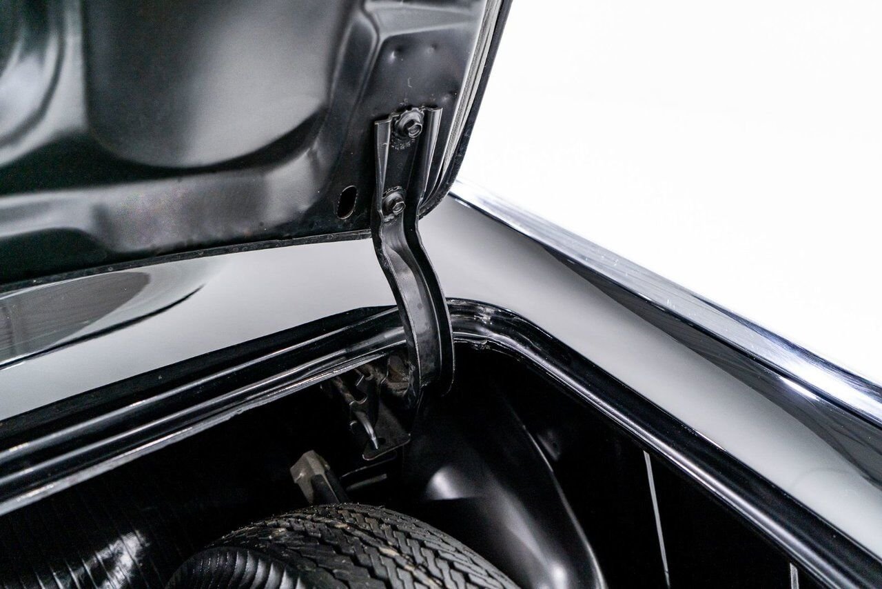 Chevrolet Bel Air Beautifully presented. Restored in desirable color combo | PRIX EN USD 1957 Noir Montréal - photo #25