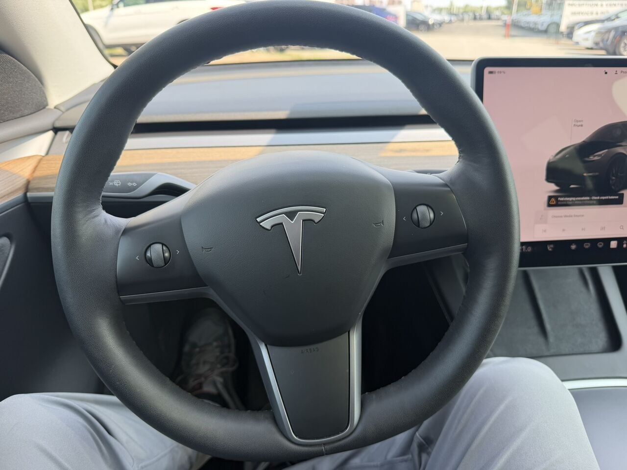 2022 Tesla Model Y LONG RANGE AWD Black Laval - photo #24