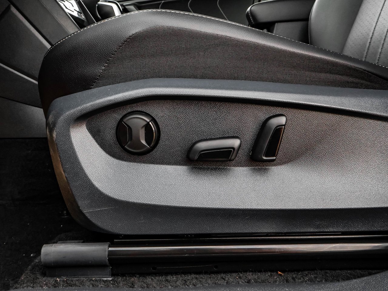 2024 Volkswagen Tiguan Comfortline R-Line Black Edition 4MOTION Red Sherwood Park - photo #20