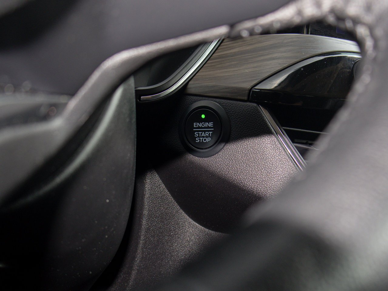 2020 Ford Escape Titanium Hybrid AWD Black Sherwood Park - photo #25
