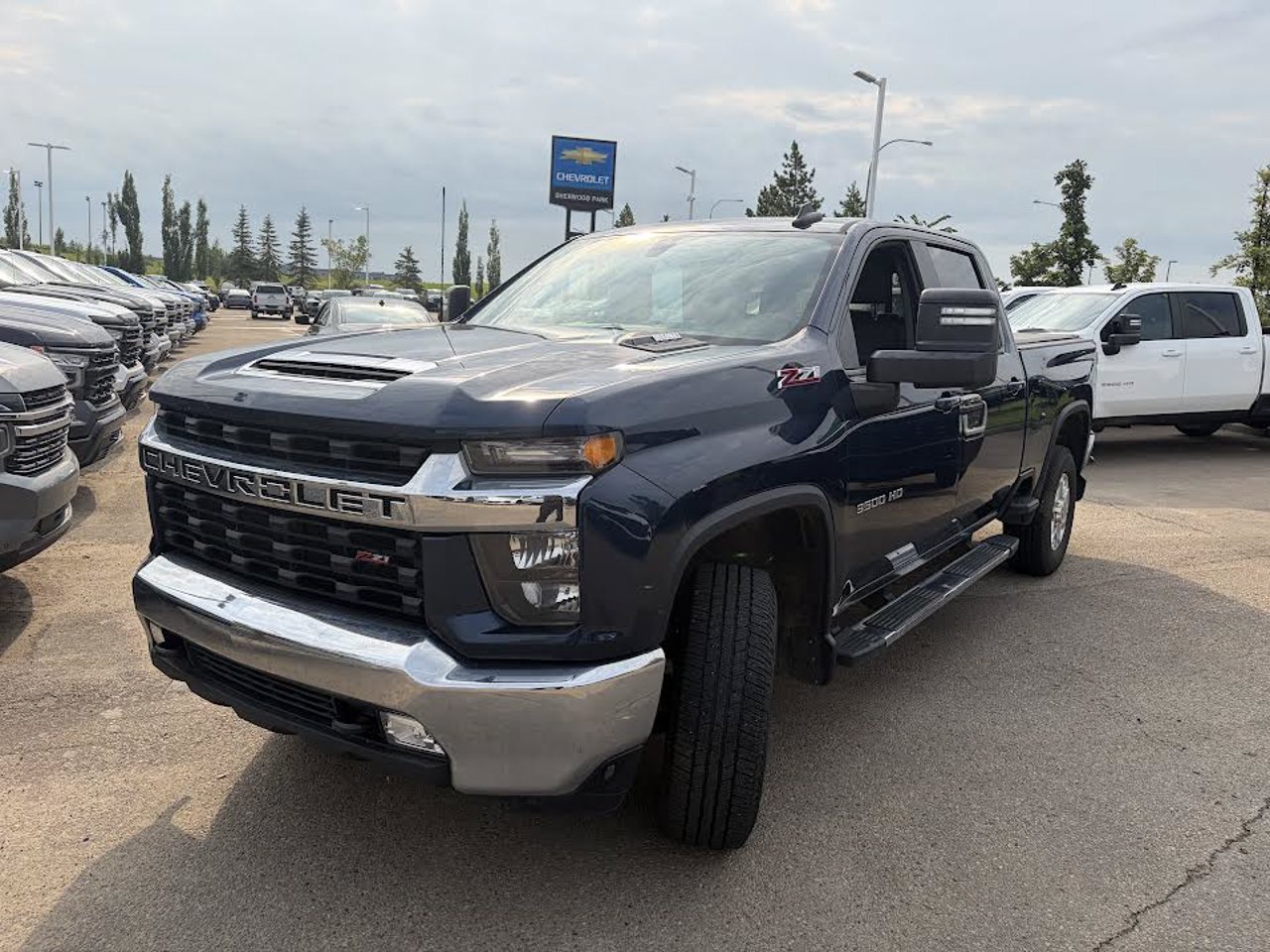 2020 Chevrolet Silverado 3500HD 4WD Crew Cab 159 LT Blue Sherwood Park - photo #2