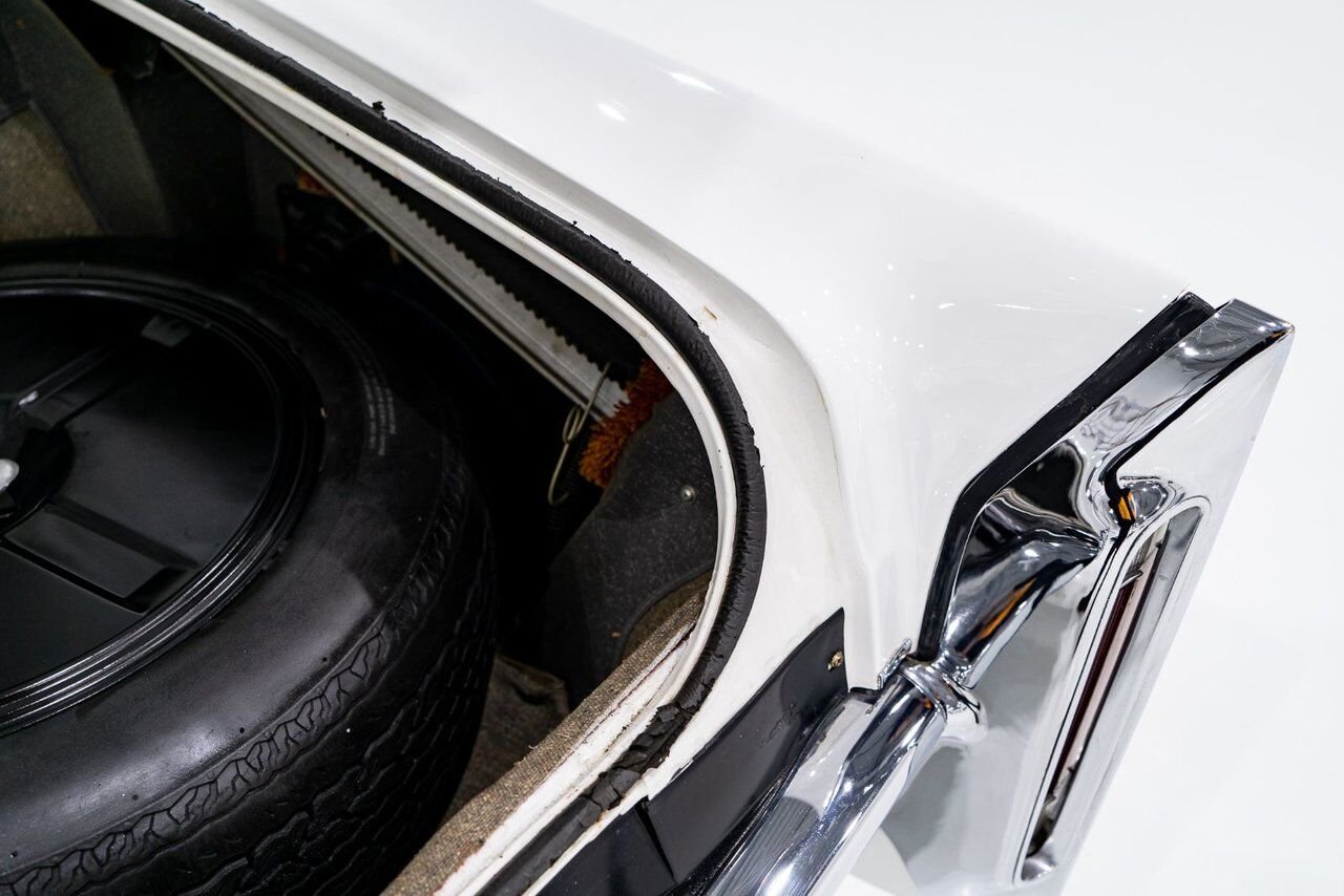 Cadillac Fleetwood **PRICE IN USD** Factory Limo dual AC with only 18,892 miles 1966 Blanc Montréal - photo #96