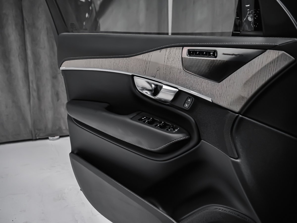 2025 Volvo XC90 Plug-In Hybrid T8 ULTRA BRIGHT Black Montreal - photo #8