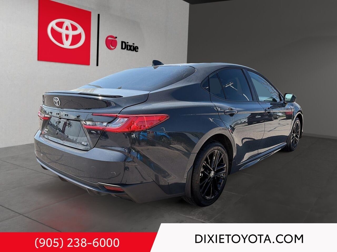 2025 Toyota Camry HYBRID SE UPGRADE AWD / CLEAN CARFAX / MOONROOF / ALLOY WHEELS / CARPLAY AND ANDROID AUTO Underground Mississauga - photo #3
