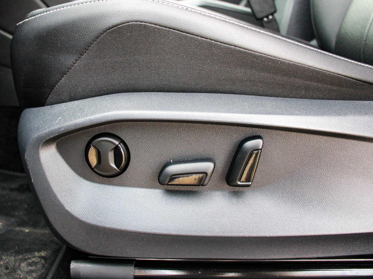 2024 Volkswagen Tiguan Comfortline 4MOTION Blue Sherwood Park - photo #14