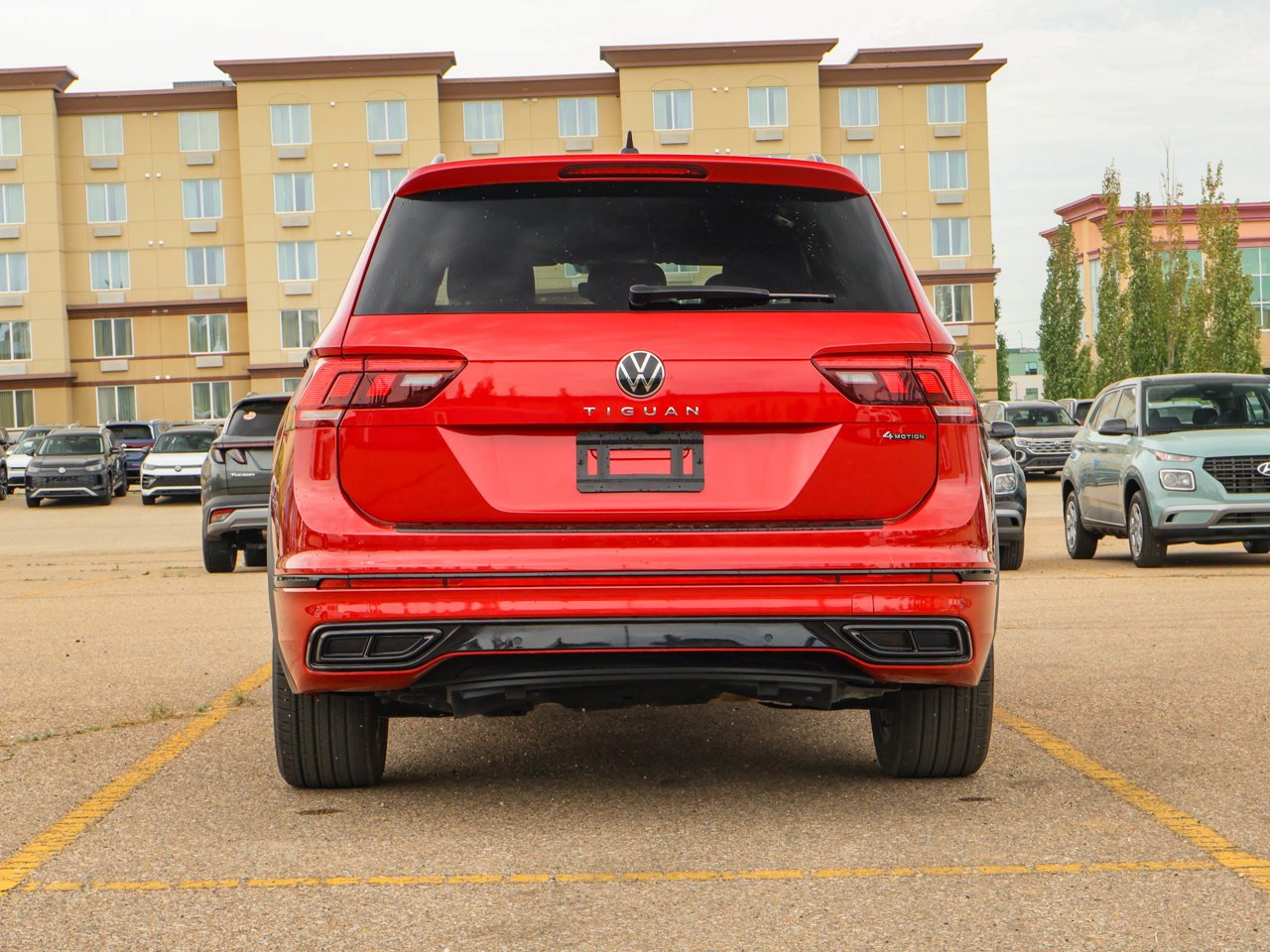2024 Volkswagen Tiguan Comfortline R-Line Black Edition 4MOTION Red Sherwood Park - photo #6