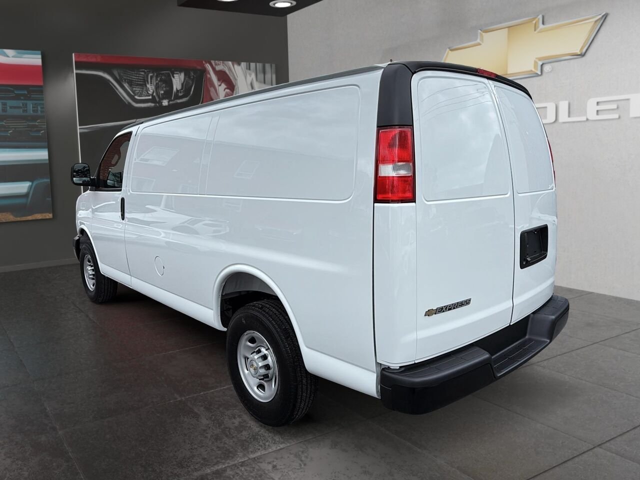 Chevrolet Fourgonnette Express utilitaire Traction arrière 2500 135 po 2026 BLANC SOMMET Saint-Hyacinthe - photo #3