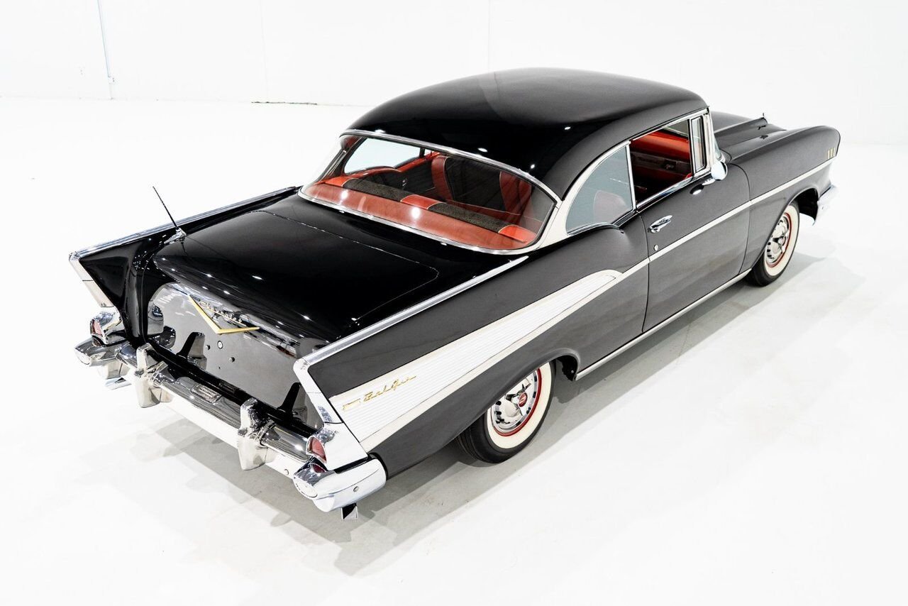 Chevrolet Bel Air Beautifully presented. Restored in desirable color combo | PRIX EN USD 1957 Noir Montréal - photo #33