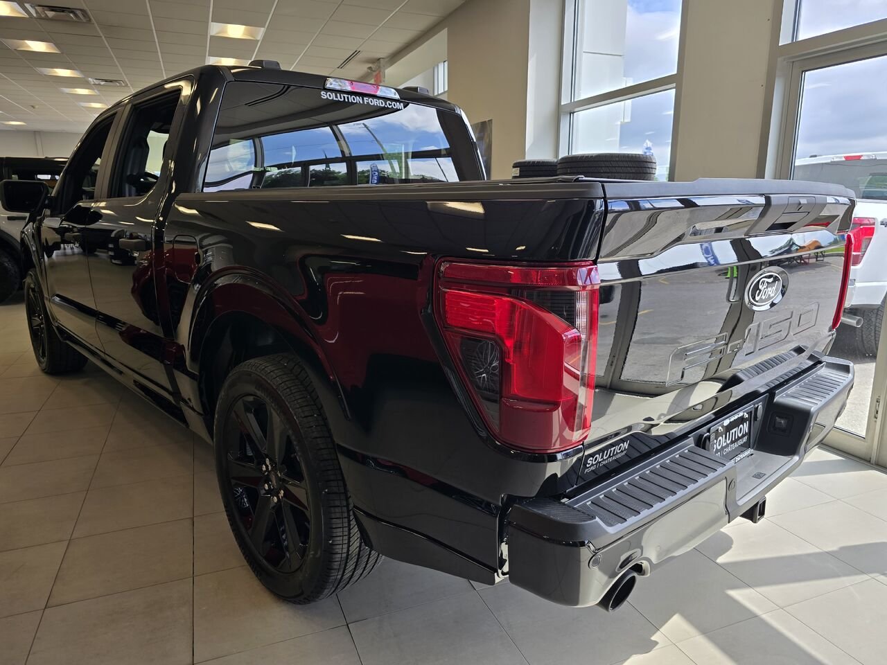 Ford F-150 STX CABINE SUPERCREW 4RM CAISSE DE 5,5 PI 2026 Noir agate métallisé Châteauguay - photo #2