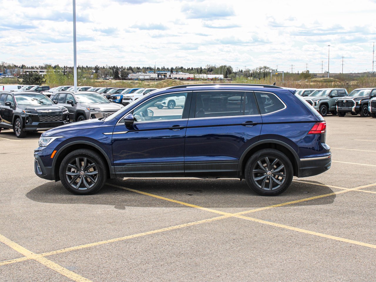 2024 Volkswagen Tiguan Comfortline 4MOTION Blue Sherwood Park - photo #4
