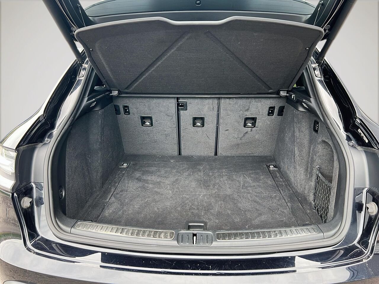 2023 Porsche MACAN Black Québec - photo #5
