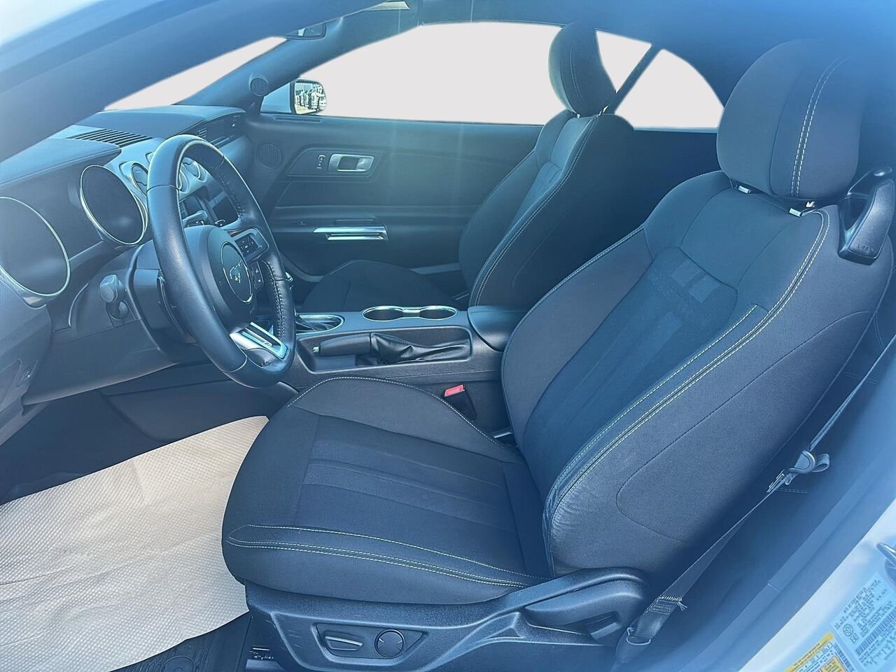 2020 Ford Mustang White Rouyn-Noranda - photo #6